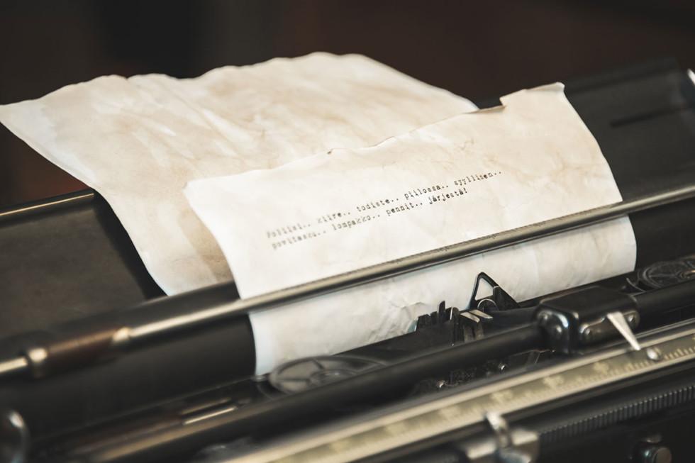 Paperiliuska vanhanaikaisessa kirjoituskoneessa.