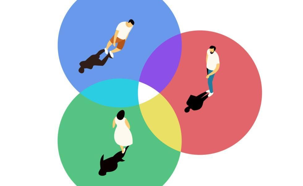 Piirroksessa ihmishahmot seisovat eriväristen ympyröiden päällä. Ympyröiden leikkauspisteessä värit sekoittuvat.