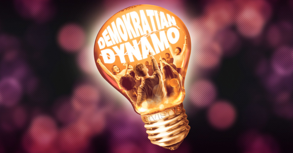Hehkulamppu, jonka sisällä joukko ihmisiä kädet ylhäällä ja teksti "demokratian dynamo"