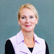 Kasvokuva Hanna Vuohelaisesta.